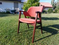 Tygklädd retro karmstol