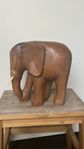 Elefant i mahogny från Tanzania, 60-tal, saknar ett bete