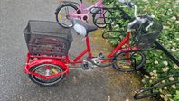 Trehjulig cykel med två korgar