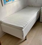 säng 90x200 i gott skick