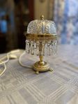Bordlampa i mässing med kristall prismor