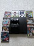 ps3 med två handkontroller och en laddsladd och 12 spel 