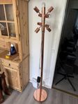 Stilren golvlampa i kopparfärg med flera ljuskällor 