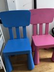 2 st barnstolar i plast – blå & rosa (IKEA MAMMUT)
