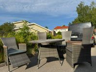 Stort matbord med stolar