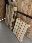 Lastpallar bortskänkes en stor en liten