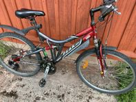Fin, nyservad, heldämpad 26” Peak mountainbike.