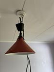 Röd/orange taklampa