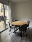 Fyra gråa stolar