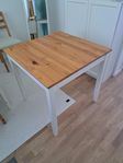 Smidigt matbord 74x74 cm – perfekt för mindre utrymmen