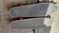 två skateboards