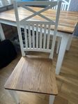 Köksbordet med stolar