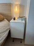 Decotique Vogue sängbord x 2 – vita med mässingsben