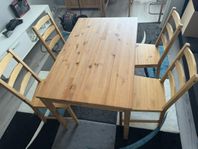Matbord i massiv furu + 4 stolar