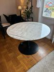 Marmorbord plus 4 stolar 