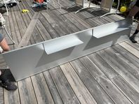 Poggenpohl stänkskydd med hyllor i aluminium