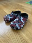 Crocs för barn i strl C9 (25/26) 