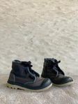 Blå Palladium sneakers/skor, storlek 25. I nyskick!
