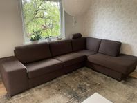 Mörkbrun hörnsoffa med divan