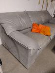 Grå lädersoffa