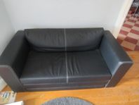 Svart bäddsoffa