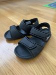 Svarta Adidassandaler för barn i strl 29