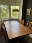 Köksbord och sju stolar 