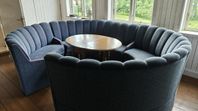 Oval soffa med bord