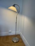 Elegant golvlampa i klassisk stil, metall och glas
