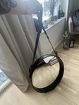 GUBI Adnet rund spegel – svart läder, 58 cm (M)