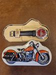 Harley Davidson armbandsur i plåtask