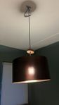 Stilren taklampa i mörk metallfinish