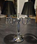 Snygg bordslampa i krom med glasprismor. Fönster bord hylla