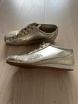 Fina guldiga sneakers