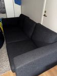 svart soffa. 