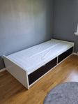 Säng 90cm med lådor från IKEA.