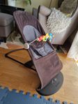 Babybjörn babysitter med lekbåge