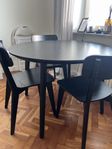 Matbord med tre stolar