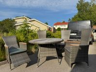 Stort matbord med fällbara stolar