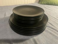 Alla för 170. IKEA svart matt porslin. Tallrikar assietter 