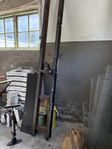 Flaggstång markfäste av järnbalkar