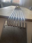Callaway Rogue pro (vänster)