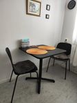 Köksbord med 2 stolar