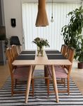 Fyra vintagestolar med vackra snickeridetaljer