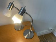 2 äldre sänglampor från NK, metall och glas. 500 för bå