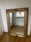 spegel med vintage guldram