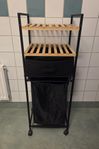 Tvättkorg med hyllor och låda