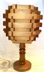 Bordslampa, spån skärm sportstuge stil. 1970-tal.
