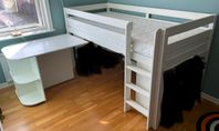 Halvhög säng med skrivbord & fjädrad madrass