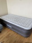 Bestway luftmadrass med inbyggd pump